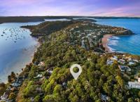 棕榈滩Palm beach Sydney, Modern home with water view的一座心灵 ⁇ 临海洋的岛屿