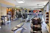 Holiday Inn National Airport/Crystal City by IHG的健身中心和/或健身设施