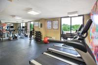 Holiday Inn National Airport/Crystal City by IHG的健身中心和/或健身设施