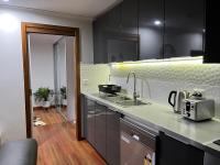 棕榈滩Palm beach Sydney, Modern home with water view的厨房配有水槽和台面上的微波炉
