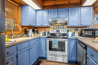 Barenberg Cabin - Secluded Unobstructed Panoramic Smoky Mountains View with Two Master Suites, Loft Game Room, and Hot Tub的厨房或小厨房
