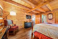 Barenberg Cabin - Secluded Unobstructed Panoramic Smoky Mountains View with Two Master Suites, Loft Game Room, and Hot Tub的电视和&#47;或娱乐中心