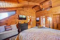 Barenberg Cabin - Secluded Unobstructed Panoramic Smoky Mountains View with Two Master Suites, Loft Game Room, and Hot Tub客房内的一张或多张床位