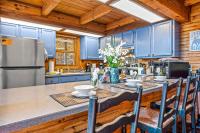 Barenberg Cabin - Secluded Unobstructed Panoramic Smoky Mountains View with Two Master Suites, Loft Game Room, and Hot Tub的厨房或小厨房