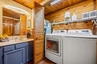 Barenberg Cabin - Secluded Unobstructed Panoramic Smoky Mountains View with Two Master Suites, Loft Game Room, and Hot Tub的厨房或小厨房