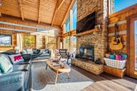 Barenberg Cabin - Secluded Unobstructed Panoramic Smoky Mountains View with Two Master Suites, Loft Game Room, and Hot Tub的休息区