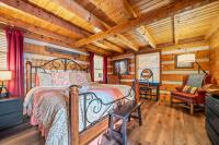 Barenberg Cabin - Secluded Unobstructed Panoramic Smoky Mountains View with Two Master Suites, Loft Game Room, and Hot Tub客房内的一张或多张床位
