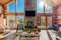 加特林堡Barenberg Cabin - Secluded Unobstructed Panoramic Smoky Mountains View with Two Master Suites, Loft Game Room, and Hot Tub的带壁炉和电视的客厅