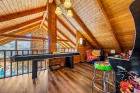 Barenberg Cabin - Secluded Unobstructed Panoramic Smoky Mountains View with Two Master Suites, Loft Game Room, and Hot Tub的休息区