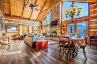 加特林堡Barenberg Cabin - Secluded Unobstructed Panoramic Smoky Mountains View with Two Master Suites, Loft Game Room, and Hot Tub的带桌椅和壁炉的客厅