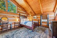 Barenberg Cabin - Secluded Unobstructed Panoramic Smoky Mountains View with Two Master Suites, Loft Game Room, and Hot Tub客房内的一张或多张床位