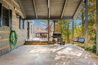 Barenberg Cabin - Secluded Unobstructed Panoramic Smoky Mountains View with Two Master Suites, Loft Game Room, and Hot Tub的阳台或露台
