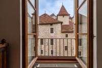 安锡LES SUITES D&#39;ANNICIACA - Hyper centre avec vue sur le chateau的享有城堡景致的开放式窗户