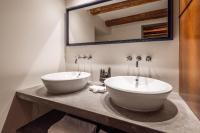 安锡LES SUITES D&#39;ANNICIACA - Hyper centre avec vue sur le chateau的浴室设有2个水槽和1个带镜子的台面