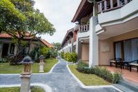 罗威那New Sunari Lovina Beach Resort的度假村两栋建筑之间的人行道