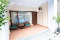罗威那New Sunari Lovina Beach Resort的阳台配有桌椅和窗户。