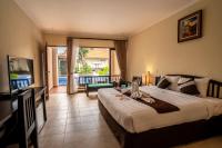 罗威那New Sunari Lovina Beach Resort的一间带大床的卧室和一个阳台