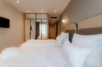 Fourty Three Luxury Serviced Apartments客房内的一张或多张床位