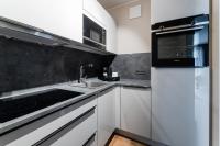 Fourty Three Luxury Serviced Apartments的厨房或小厨房