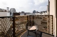 Fourty Three Luxury Serviced Apartments的阳台或露台