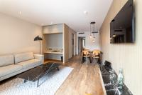 Fourty Three Luxury Serviced Apartments的电视和/或娱乐中心
