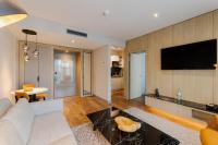Fourty Three Luxury Serviced Apartments的电视和/或娱乐中心