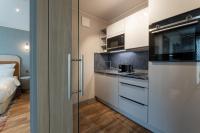 Fourty Three Luxury Serviced Apartments的厨房或小厨房