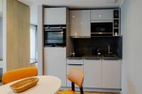 Fourty Three Luxury Serviced Apartments的厨房或小厨房