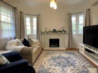 Beach House 100ms to Beach Freshly Renovated All New Appliances的电视和/或娱乐中心