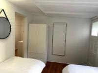 Beach House 100ms to Beach Freshly Renovated All New Appliances客房内的一张或多张床位