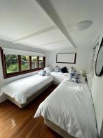 Beach House 100ms to Beach Freshly Renovated All New Appliances客房内的一张或多张床位