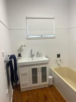 Beach House 100ms to Beach Freshly Renovated All New Appliances的一间浴室