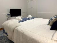 Beach House 100ms to Beach Freshly Renovated All New Appliances客房内的一张或多张床位