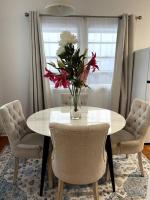 Beach House 100ms to Beach Freshly Renovated All New Appliances的休息区