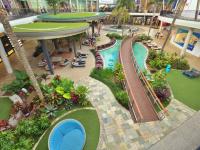 Beach House 100ms to Beach Freshly Renovated All New Appliances内部或周边的泳池