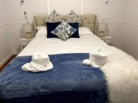 Beach House 100ms to Beach Freshly Renovated All New Appliances客房内的一张或多张床位