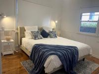Beach House 100ms to Beach Freshly Renovated All New Appliances客房内的一张或多张床位