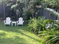 Beach House 100ms to Beach Freshly Renovated All New Appliances外面的花园