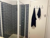 Beach House 100ms to Beach Freshly Renovated All New Appliances的一间浴室