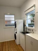 Beach House 100ms to Beach Freshly Renovated All New Appliances的厨房或小厨房