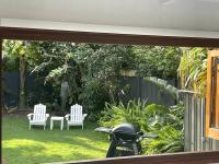 Beach House 100ms to Beach Freshly Renovated All New Appliances外面的花园
