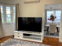 Beach House 100ms to Beach Freshly Renovated All New Appliances的电视和/或娱乐中心