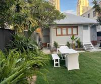 Beach House 100ms to Beach Freshly Renovated All New Appliances外面的花园