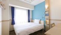 Toyoko Inn Hiroshima-eki Shinkansen-guchi No.2客房内的一张或多张床位