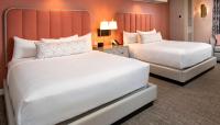 Beau Rivage Resort &amp; Casino客房内的一张或多张床位
