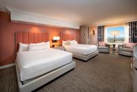 比洛克西Beau Rivage Resort &amp; Casino的有两张床和一张沙发的酒店房间