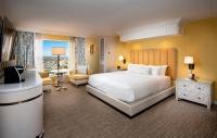 比洛克西Beau Rivage Resort &amp; Casino的配有床和电视的酒店房间