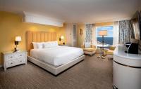 Beau Rivage Resort &amp; Casino客房内的一张或多张床位