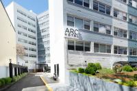 华盛顿ARC HOTEL Washington DC, Georgetown的公寓大楼上标有艺术酒店标志
