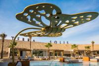 迪拜Terra Solis Dubai的楼前的一大块蝴蝶雕塑
